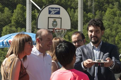 25 cotxes elèctrics fets per estudiants de primària participen en una cursa amb la col·laboració de FEDA