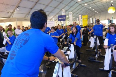 500 persones pedalen per crear energia a l’estand de FEDA a la Fira